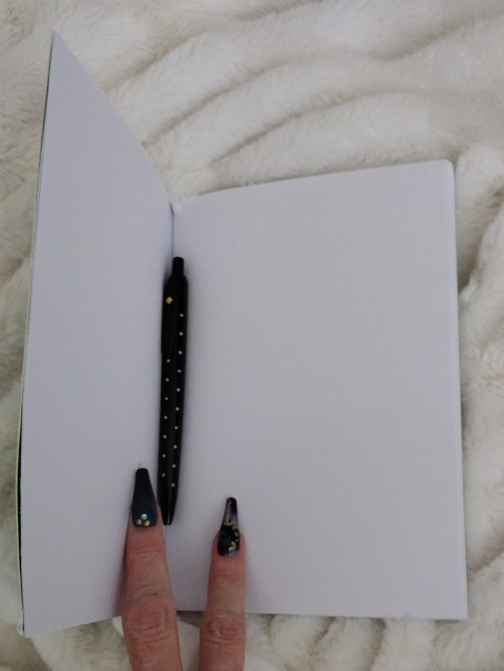 Kate Spade pade Green and White Circle Pattern Notebook with Black Polka Dot Pen - Picture 2 of 4